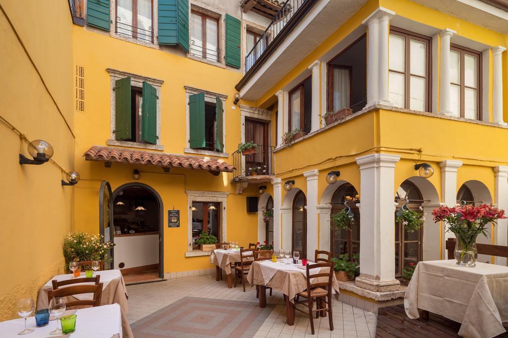 Locanda Al Centrale Caprino Veronese Εξωτερικό φωτογραφία