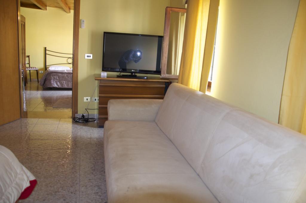 Locanda Al Centrale Caprino Veronese Εξωτερικό φωτογραφία